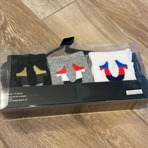 True Religion Gift Set! Canvas Zip Pouch and 3 Pack Sport Socks Size 10-13
